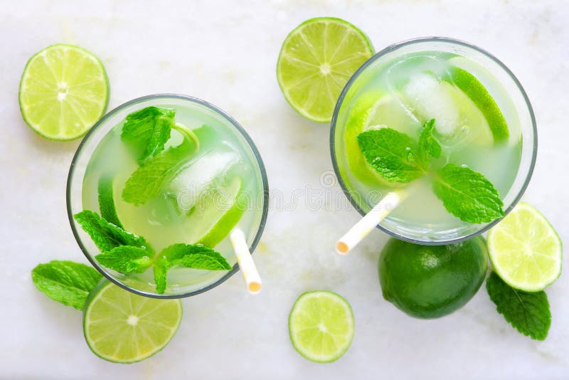 Zwei Gläser limeade mit Minze, Draufsicht über Marmor lizenzfreie stockfotografie Zwei Gläser limeade mit Minze, Draufsicht über Marmor lizenzfreie stockfotografie