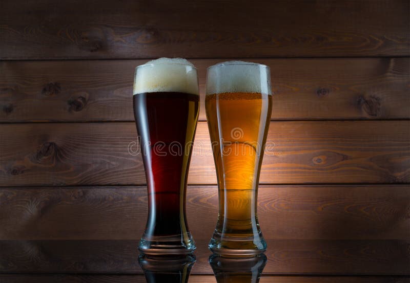 Zwei Gläser unterschiedliches farbiges Bier stockfotos Zwei Gläser unterschiedliches farbiges Bier stockfotos