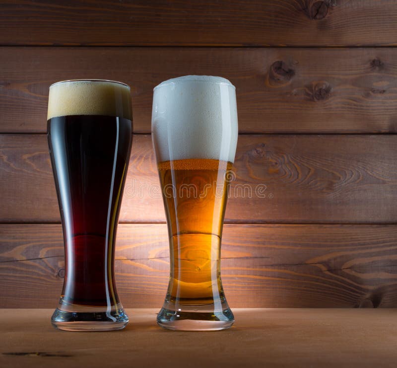 Zwei Gläser unterschiedliches farbiges Bier stockbild Zwei Gläser unterschiedliches farbiges Bier stockbild