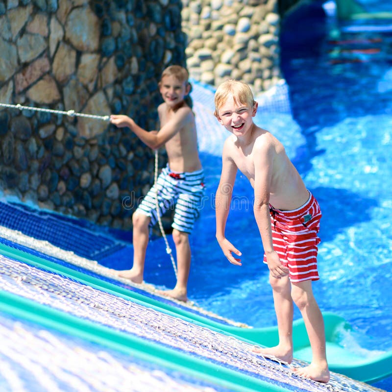 Zwei glückliche Brüder, die Spaß im Aquapark haben stockfoto Zwei glückliche Brüder, die Spaß im Aquapark haben stockfoto