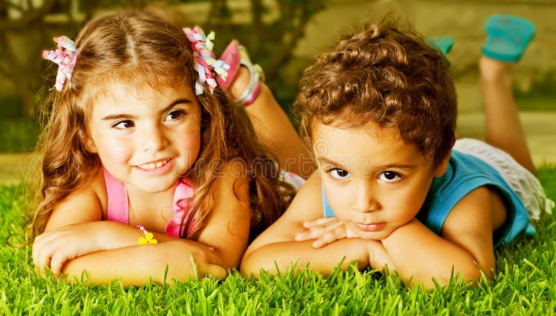 Zwei glückliche Kinder stockfotos Zwei glückliche Kinder stockfotos