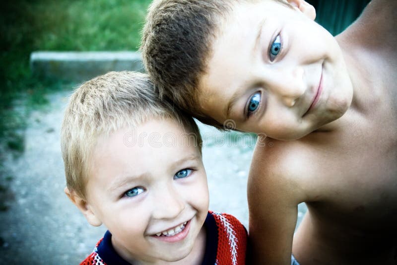Zwei glückliche Kinder stockfoto Zwei glückliche Kinder stockfoto