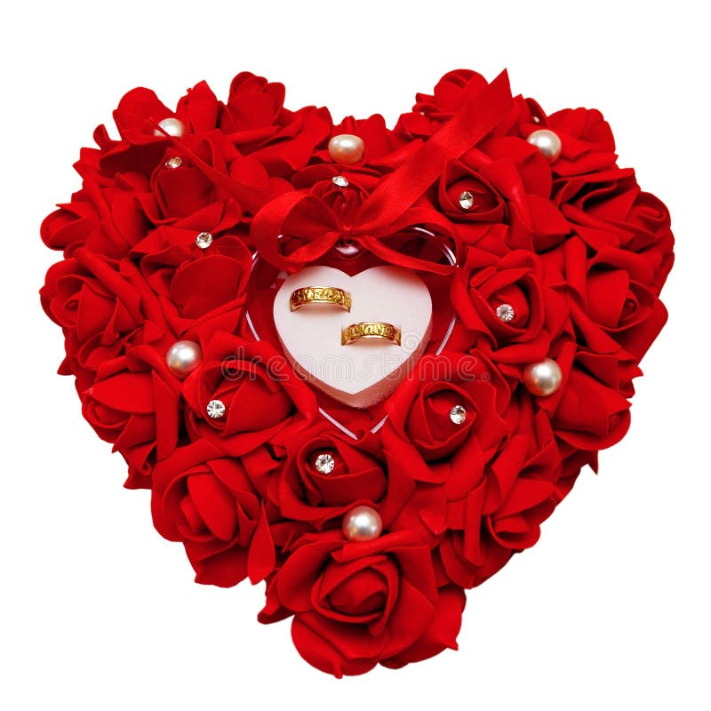 Zwei goldene Eheringe auf einem dekorativen Kissen von roten Rosen stockbild Zwei goldene Eheringe auf einem dekorativen Kissen von roten Rosen stockbild