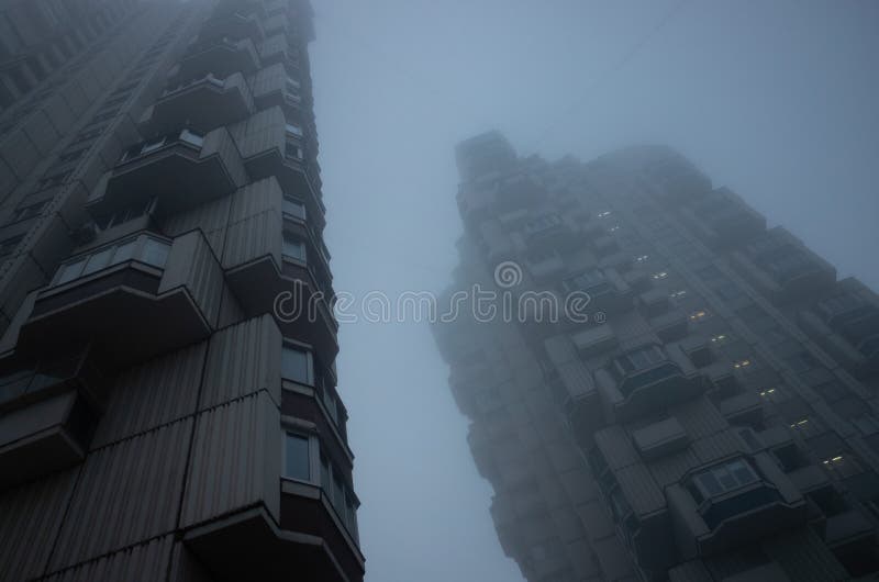 Zwei große Wohngebäude inmitten eines scheußlichen Himmels. cyberpunk-Stilistik. stockbild