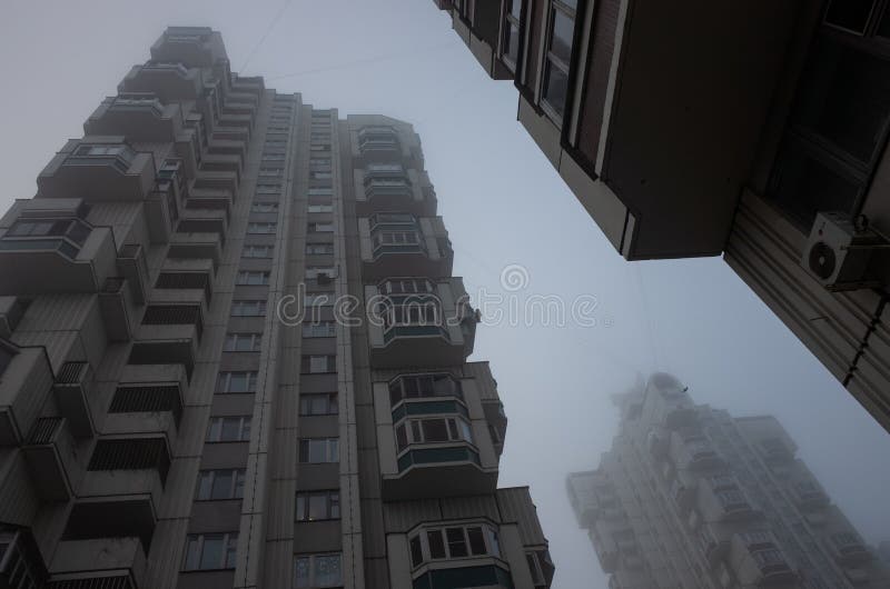 Zwei große Wohngebäude inmitten eines scheußlichen Himmels. cyberpunk-Stilistik. stockfotografie
