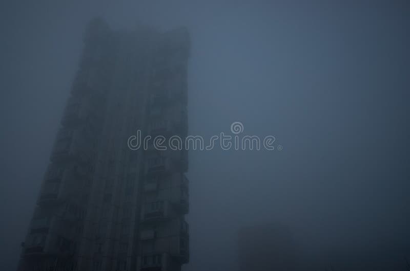 Zwei große Wohngebäude inmitten eines scheußlichen Himmels. cyberpunk-Stilistik. stockfotos