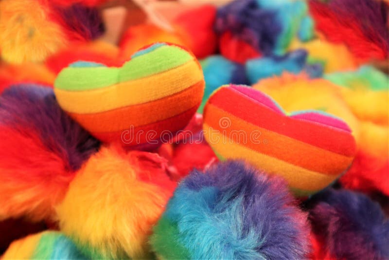 Zwei Herzen der Farbe der homosexuellen Flagge auf einem mehrfarbigen Hintergrund LGBT-Konzept lizenzfreie stockbilder Zwei Herzen der Farbe der homosexuellen Flagge auf einem mehrfarbigen Hintergrund LGBT-Konzept lizenzfreie stockbilder