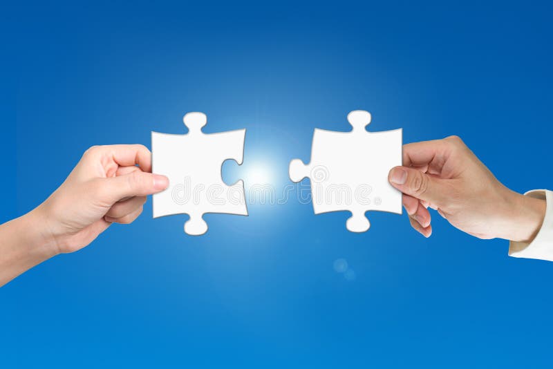 Zwei Hände, die Puzzlestücke zusammenbauen stockfotos Zwei Hände, die Puzzlestücke zusammenbauen stockfotos