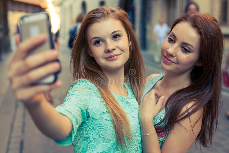 Zwei Hübsche Mädchen Die Selfie Nehmen Städtischer Hintergrund Wir