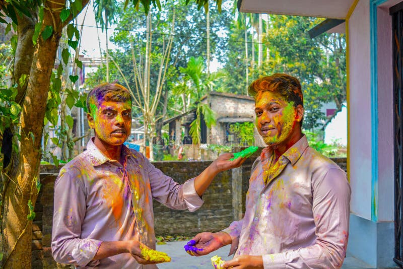 Zwei indische Freunde färben sich während des Holi-Festivals lizenzfreie stockbilder Zwei indische Freunde färben sich während des Holi-Festivals lizenzfreie stockbilder