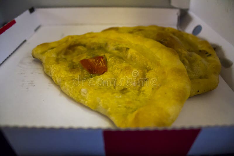 Zwei Italiener Calzones auf Kasten stockbilder Zwei Italiener Calzones auf Kasten stockbilder
