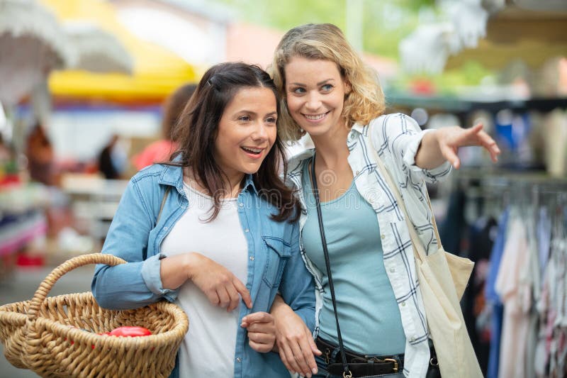 Zwei junge Freundinnen beim Einkaufen stockfotos