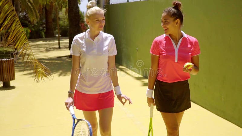 Zwei junge Freundinnen am Tennisverein