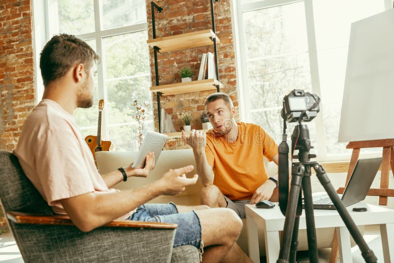 Zwei Junge Mannliche Blogger Mit Professioneller Kamera Aufnahme Video Interview Zu Hause Stockfoto Bild Von Video Interview