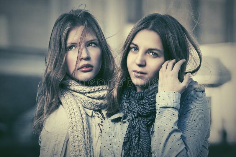 Zwei junge Modemädchen in einer Stadtstraße