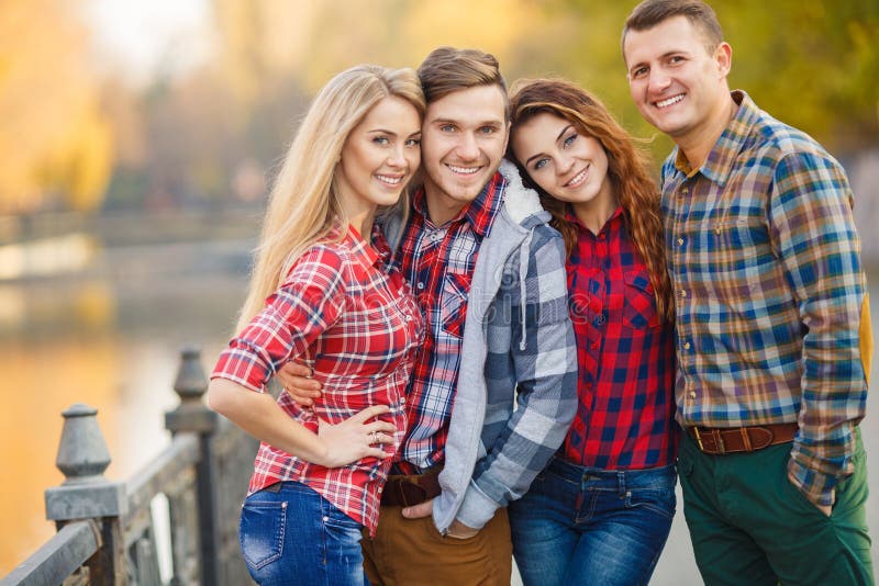 Zwei junge Paare verbringen Zeit im Park lizenzfreies stockbild Zwei junge Paare verbringen Zeit im Park lizenzfreies stockbild