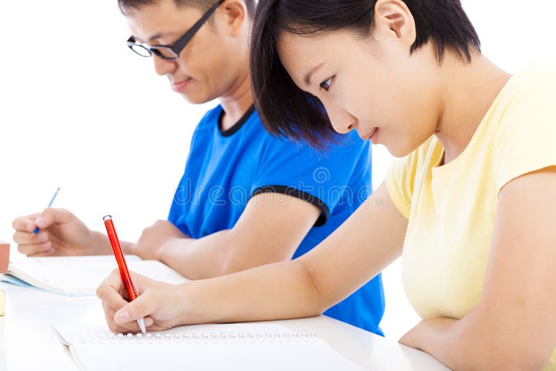 Zwei junge Studenten, die zusammen im Klassenzimmer lernen lizenzfreies stockbild Zwei junge Studenten, die zusammen im Klassenzimmer lernen lizenzfreies stockbild