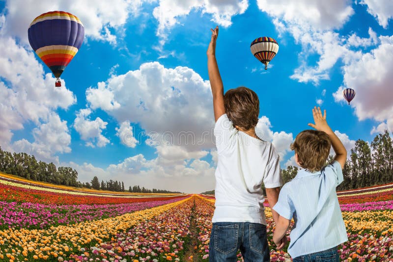 Zwei Jungen, die auf einem Feld stehen lizenzfreies stockfoto Zwei Jungen, die auf einem Feld stehen lizenzfreies stockfoto