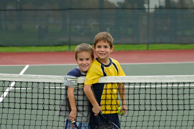 Zwei Jungen, die Tennis spielen lizenzfreies stockfoto Zwei Jungen, die Tennis spielen lizenzfreies stockfoto