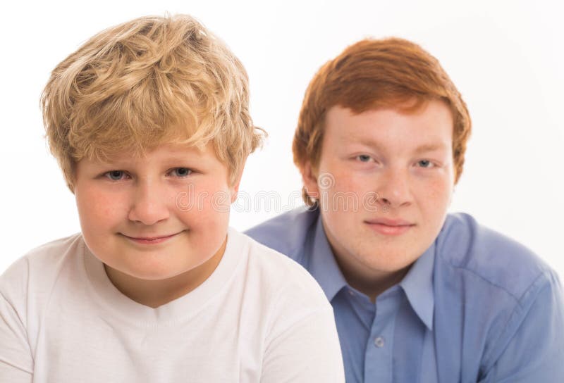 Zwei Jungenbruder- und -freundstudioporträt auf dem weißen Hintergrundspielen stockfoto Zwei Jungenbruder- und -freundstudioporträt auf dem weißen Hintergrundspielen stockfoto