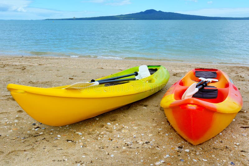 Zwei Kajaks gegen Rangitoto-Insel - Neuseeland lizenzfreie stockfotografie Zwei Kajaks gegen Rangitoto-Insel - Neuseeland lizenzfreie stockfotografie
