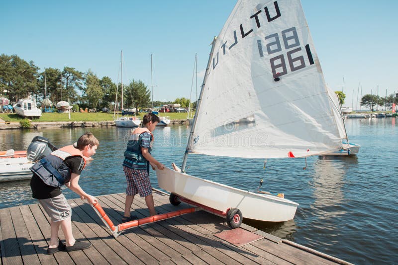 Zwei Kinder, Die Segelboot in Kaunas Starten Redaktionelles Stockbild ...