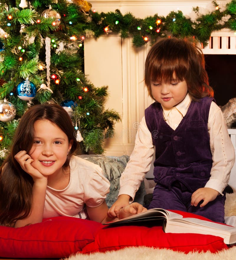 Zwei Kinder, Die Weihnachtsbuch Lesen Stockbild - Bild von lebensstil