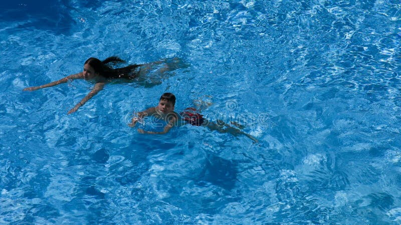 Zwei Kinderschwimmen im Pool zusammen