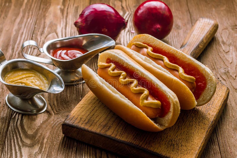 Zwei Klassische Hotdoge Mit Ketschup Und Senf Stockfoto Bild von