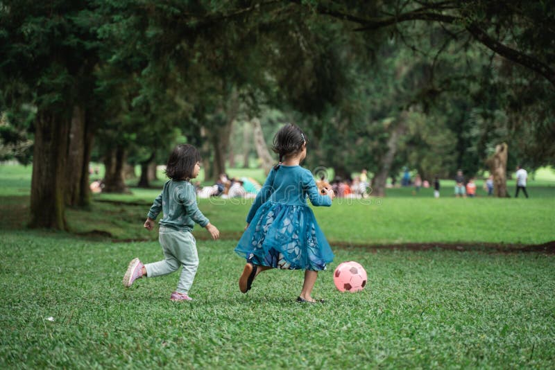 Zwei kleine Mädchen, die Ball spielen stockbilder Zwei kleine Mädchen, die Ball spielen stockbilder