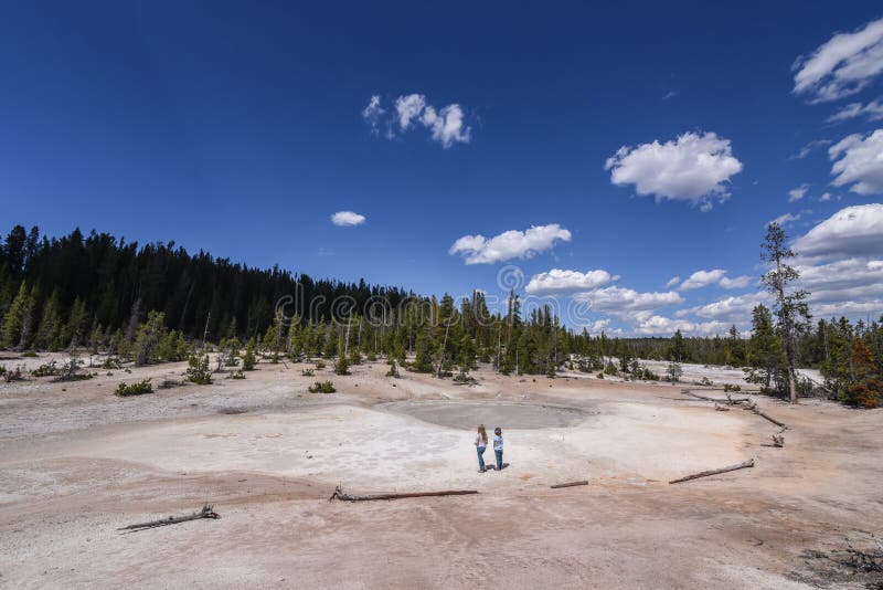 Zwei kleine Mädchen, welche die Schlammtöpfe auf dem klaren Seewanderweg nahe Grand Canyon des Yellowstone Rivers erforschen stockfotos Zwei kleine Mädchen, welche die Schlammtöpfe auf dem klaren Seewanderweg nahe Grand Canyon des Yellowstone Rivers erforschen stockfotos