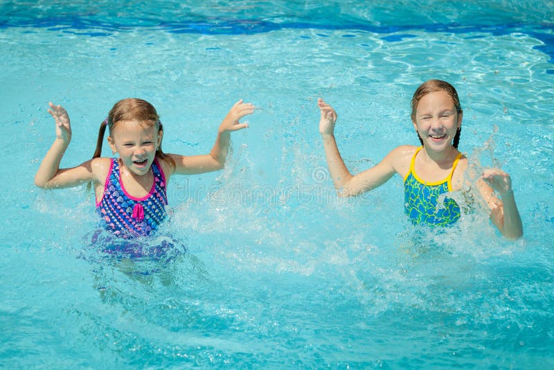 Zwei Kleinkinder, die im Pool spielen lizenzfreies stockbild