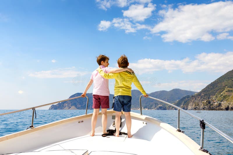 Zwei Kleinkindjungen, die besten Freunde, die Segelboot genie?en, l?sen aus Familienurlaube auf Ozean oder Meer am sonnigen Tag K lizenzfreies stockbild Zwei Kleinkindjungen, die besten Freunde, die Segelboot genie?en, l?sen aus Familienurlaube auf Ozean oder Meer am sonnigen Tag K lizenzfreies stockbild