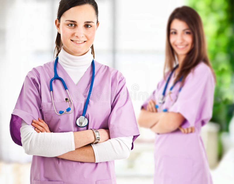 Zwei Krankenschwestern Machen Inventur