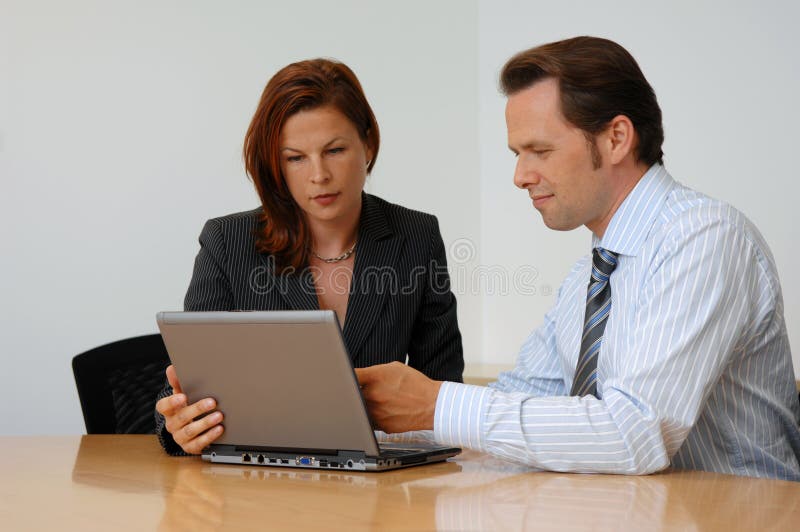 Zwei Leute bei einem Geschäftstreffen stockfotos Zwei Leute bei einem Geschäftstreffen stockfotos