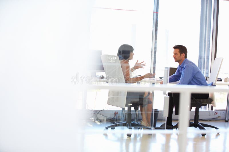 Zwei Leute, die in einem Büro sprechen
