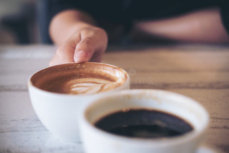 Zwei Leute klirren weiße Kaffeetassen lizenzfreie stockfotos Zwei Leute klirren weiße Kaffeetassen lizenzfreie stockfotos