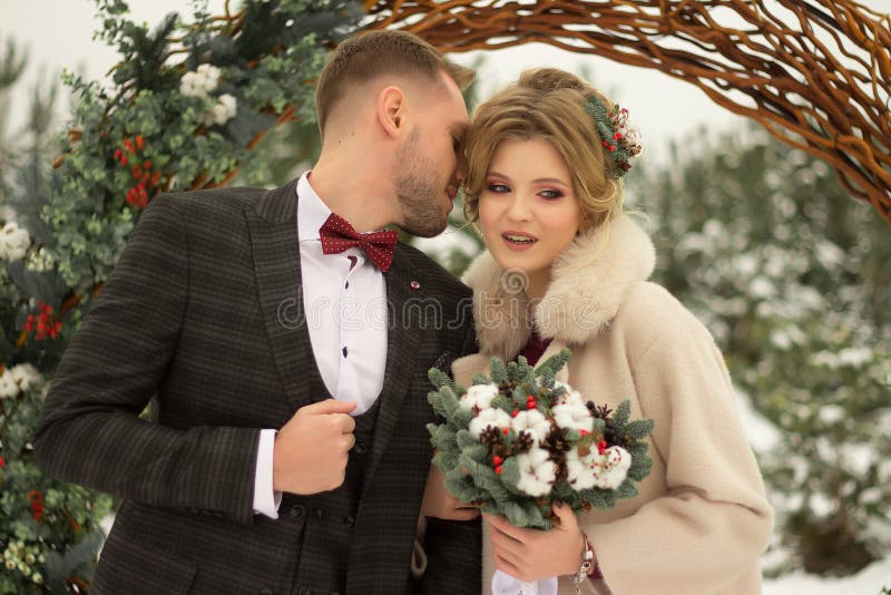 Zwei Liebhaber, ein Mann und eine Frau, eine Hochzeit im Winter Braut- und Bräutigamliebe gegen den Hintergrund des Dekors und de lizenzfreie stockfotografie Zwei Liebhaber, ein Mann und eine Frau, eine Hochzeit im Winter Braut- und Bräutigamliebe gegen den Hintergrund des Dekors und de lizenzfreie stockfotografie