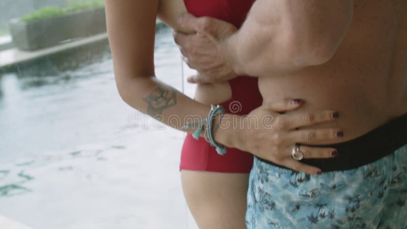 Zwei Liebhaber umarmen im Landhaus mit dem Pool