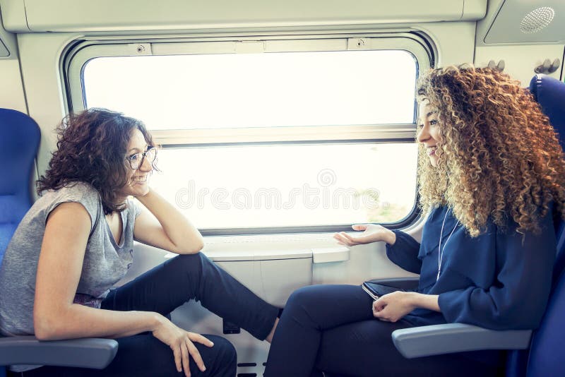 Zwei lächelnde reizende Mädchen sprechen miteinander stockfotos Zwei lächelnde reizende Mädchen sprechen miteinander stockfotos