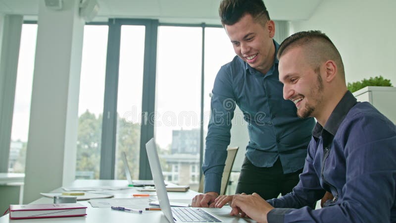 Zwei-manndiskussionsideen unter Verwendung des Laptops lizenzfreie stockbilder Zwei-manndiskussionsideen unter Verwendung des Laptops lizenzfreie stockbilder