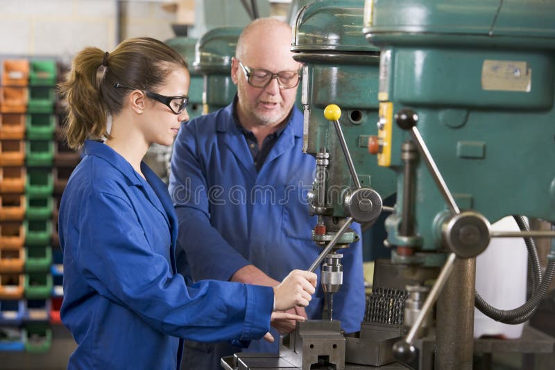 Zwei Maschinisten, die an Maschine arbeiten lizenzfreie stockfotografie Zwei Maschinisten, die an Maschine arbeiten lizenzfreie stockfotografie