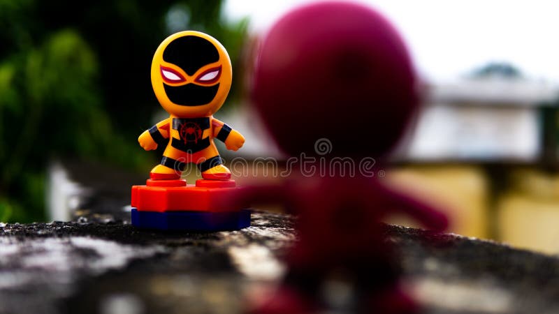Zwei McDonald's Spielzeug Deadpool und orangefarbene Spinne, die einen letzten Streit auf der Straße haben