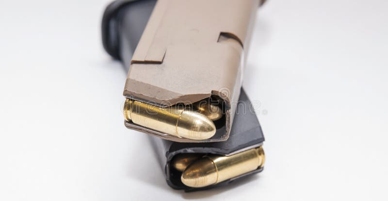 Zwei 9mm Pistolenzeitschriften geladen mit Vollmantelgeschosskugeln