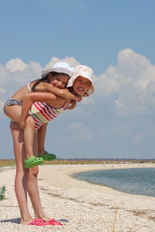 Zwei Mädchen auf dem Strand stockfoto Zwei Mädchen auf dem Strand stockfoto