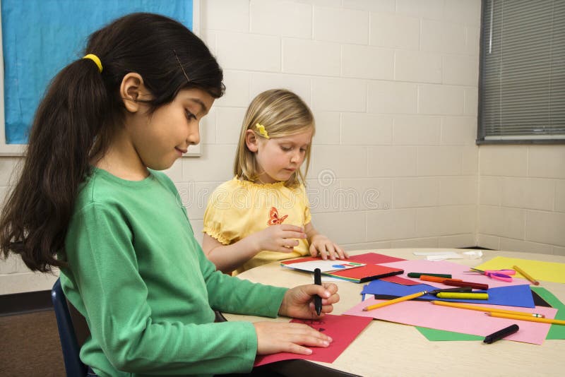Zwei Mädchen in der Kunst-Kategorie stockfoto Zwei Mädchen in der Kunst-Kategorie stockfoto