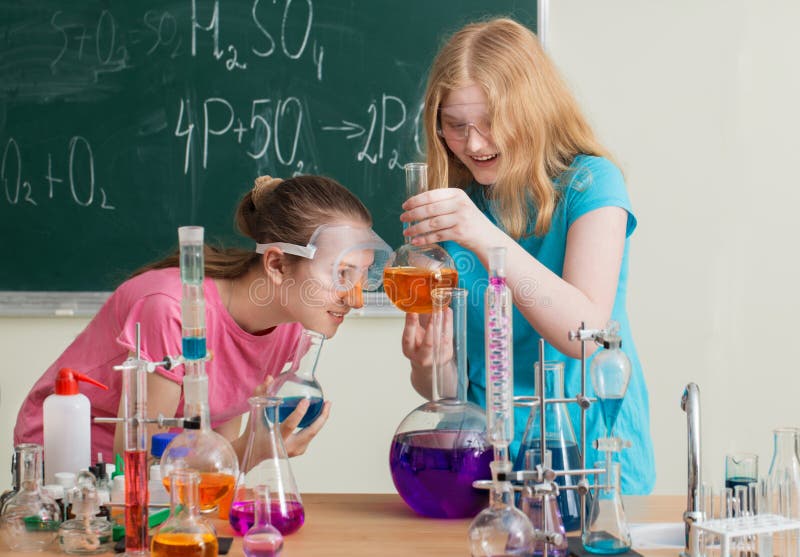 Zwei Mädchen, die chemische Experimente tun lizenzfreies stockfoto Zwei Mädchen, die chemische Experimente tun lizenzfreies stockfoto