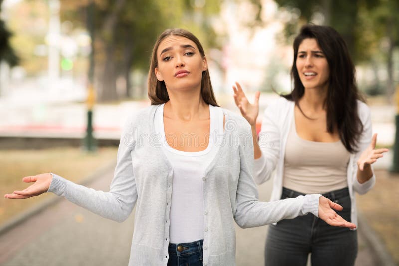 Zwei Mädchen, die den Streit im Freien Ende Freundschaftsstellung haben