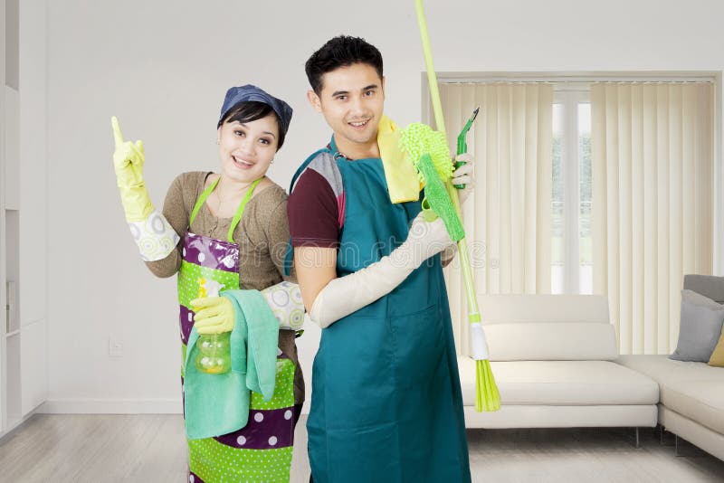 Bemannen Sie Stellung In Seinem Wohnzimmer, Welches Die Trompete Zu