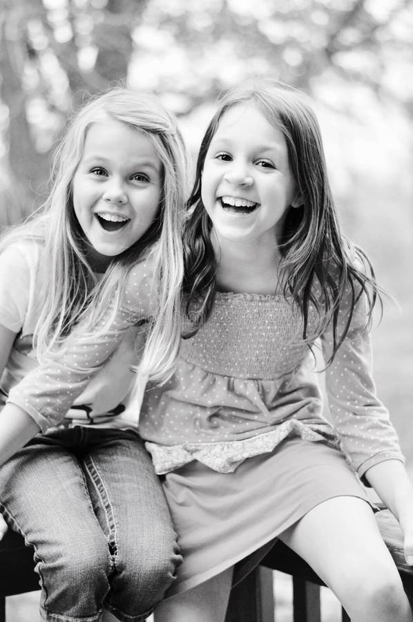 Zwei Mädchen-Lachen stockfotografie Zwei Mädchen-Lachen stockfotografie